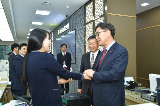 이대훈 농협은행장(오른쪽)이 19일 농협은행 전북영업부를 방문해 직원들을 격려하고 있다. NH농협은행 제공